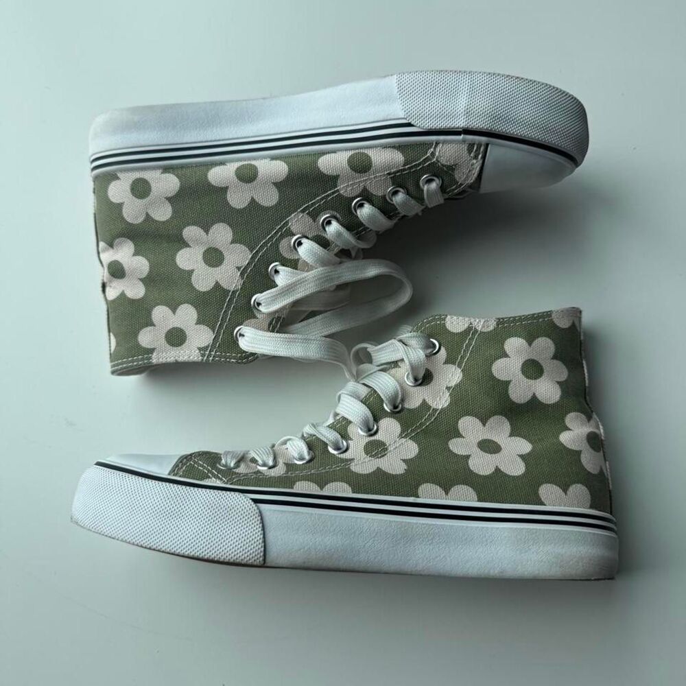 Woman's Daisy High Top Sneakers 6.5